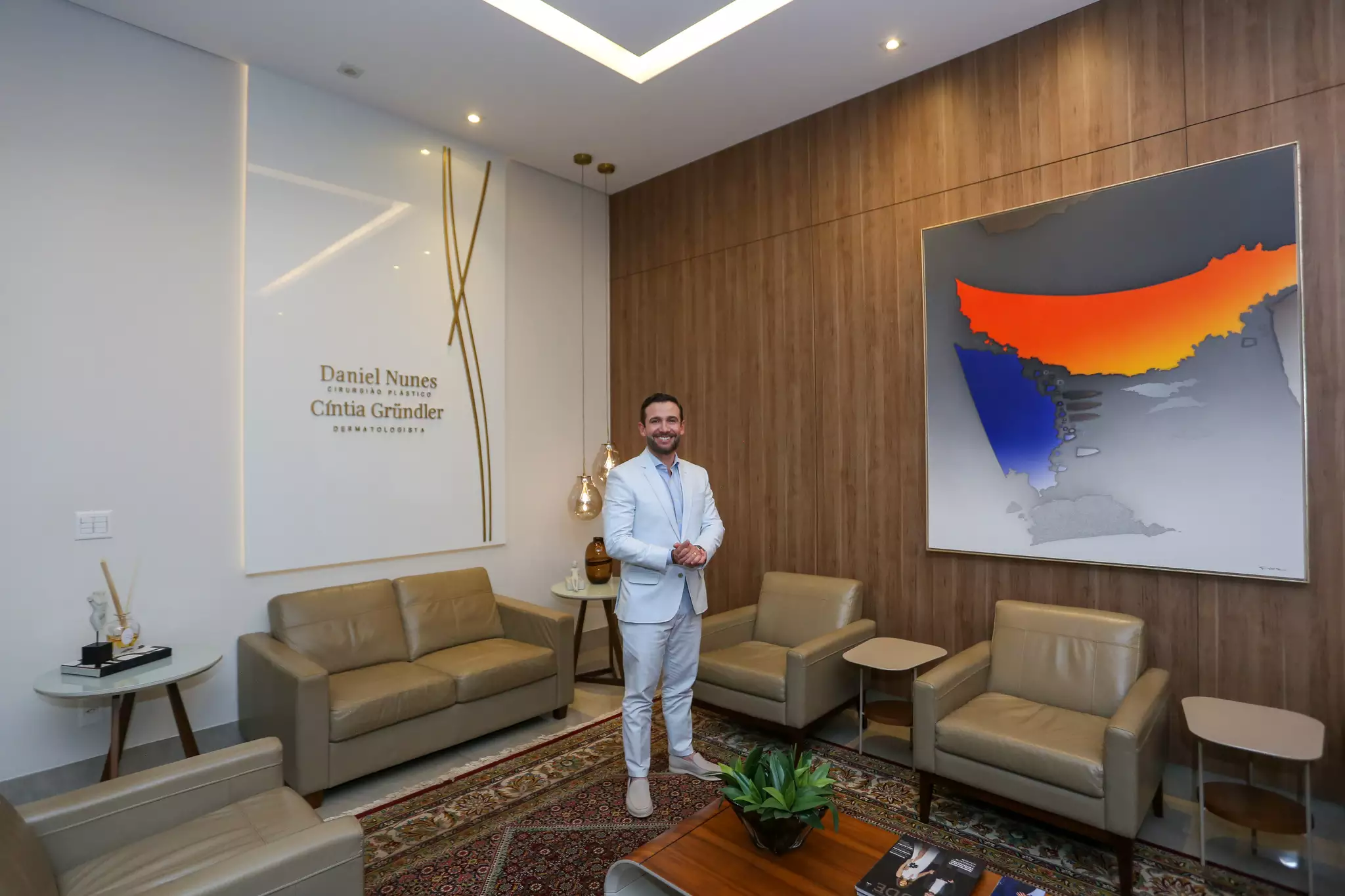 Recepção e sala de espera da Dr. Daniel Nunes: ambiente moderno, iluminado e acolhedor para o seu atendimento.